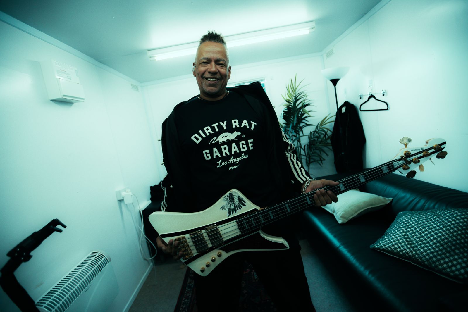 Cass Lewis backstage im Dirty Rat Garage Shirt